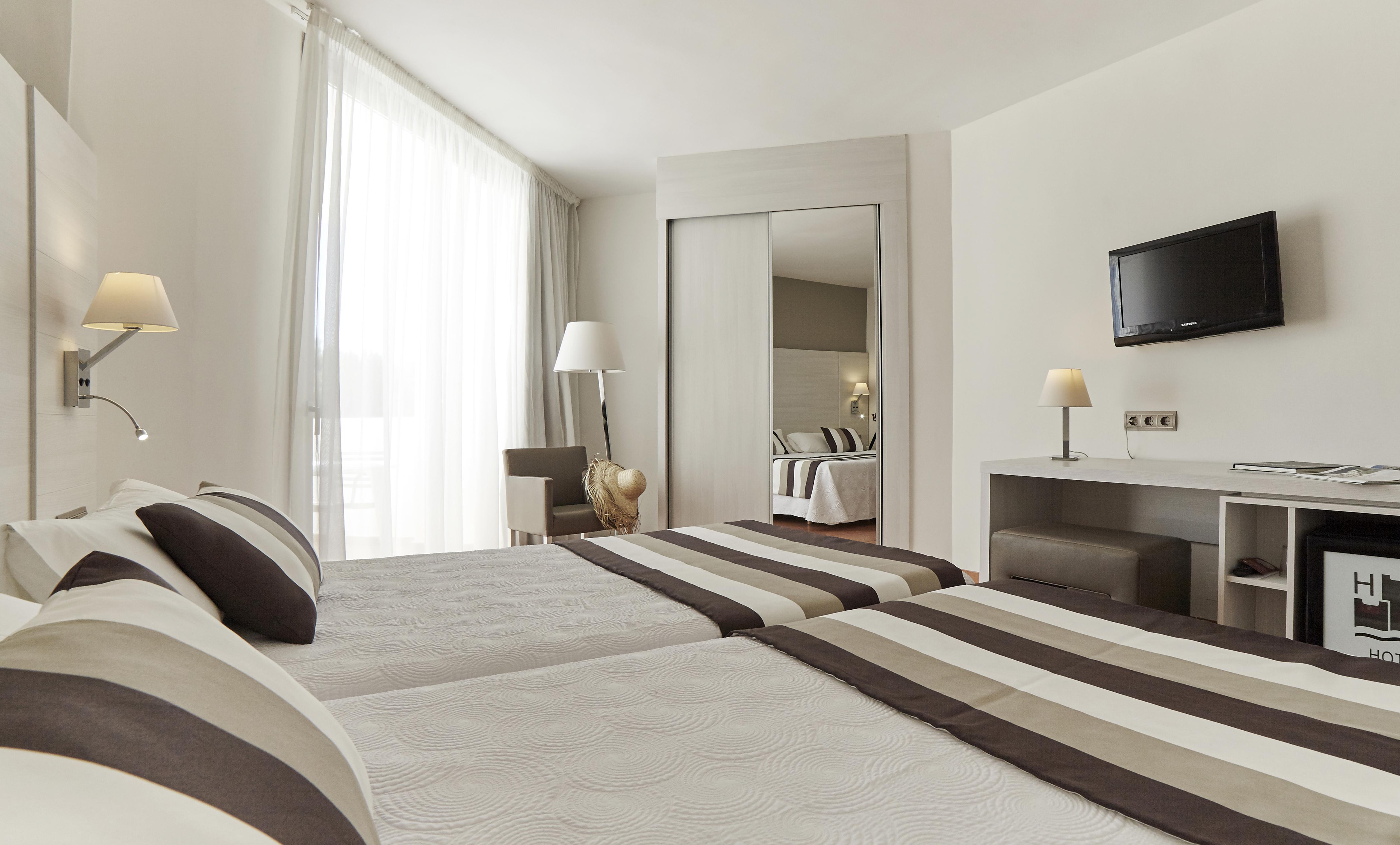 Hotel Tres Torres Santa Eularia des Riu Eksteriør billede