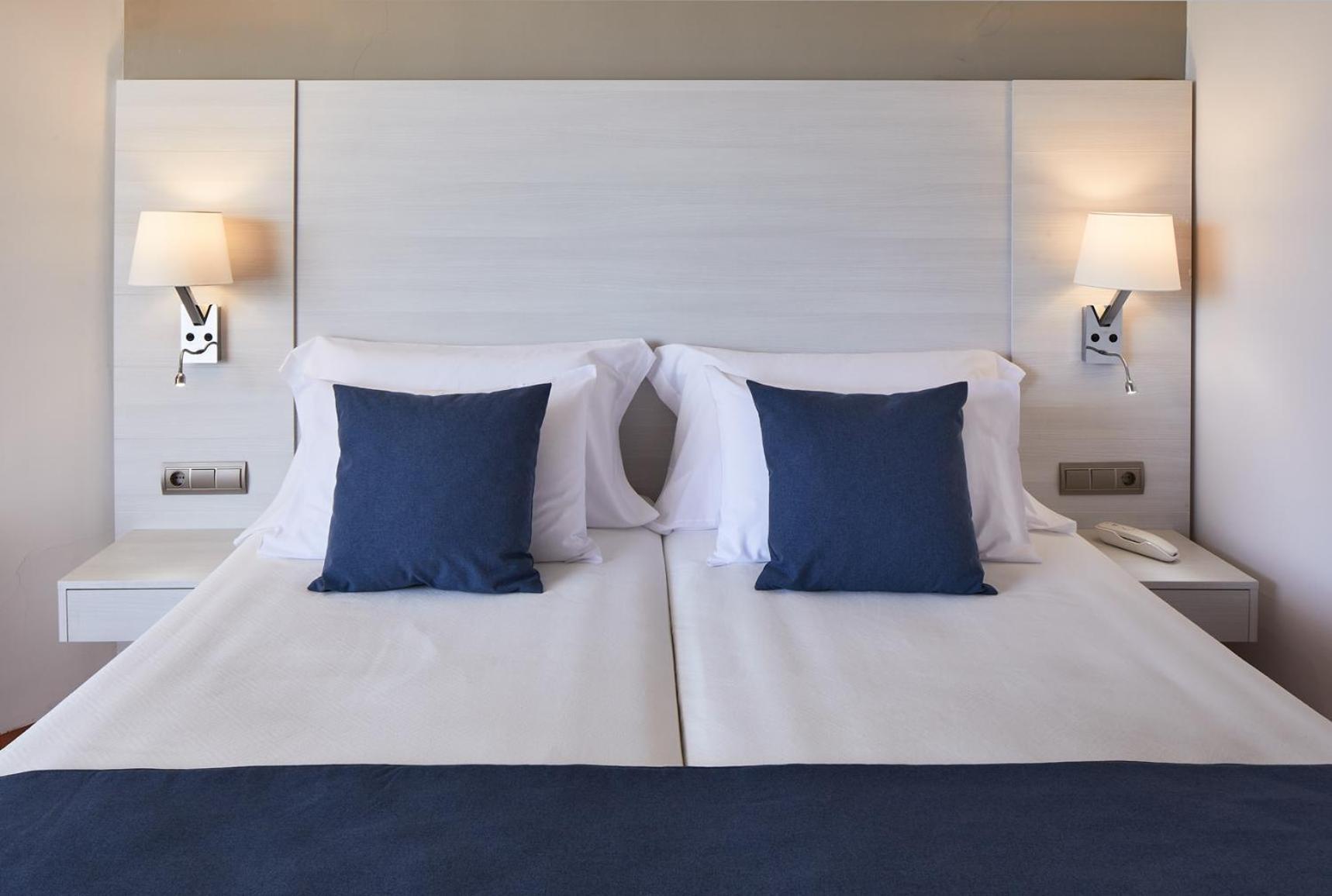 Hotel Tres Torres Santa Eularia des Riu Eksteriør billede