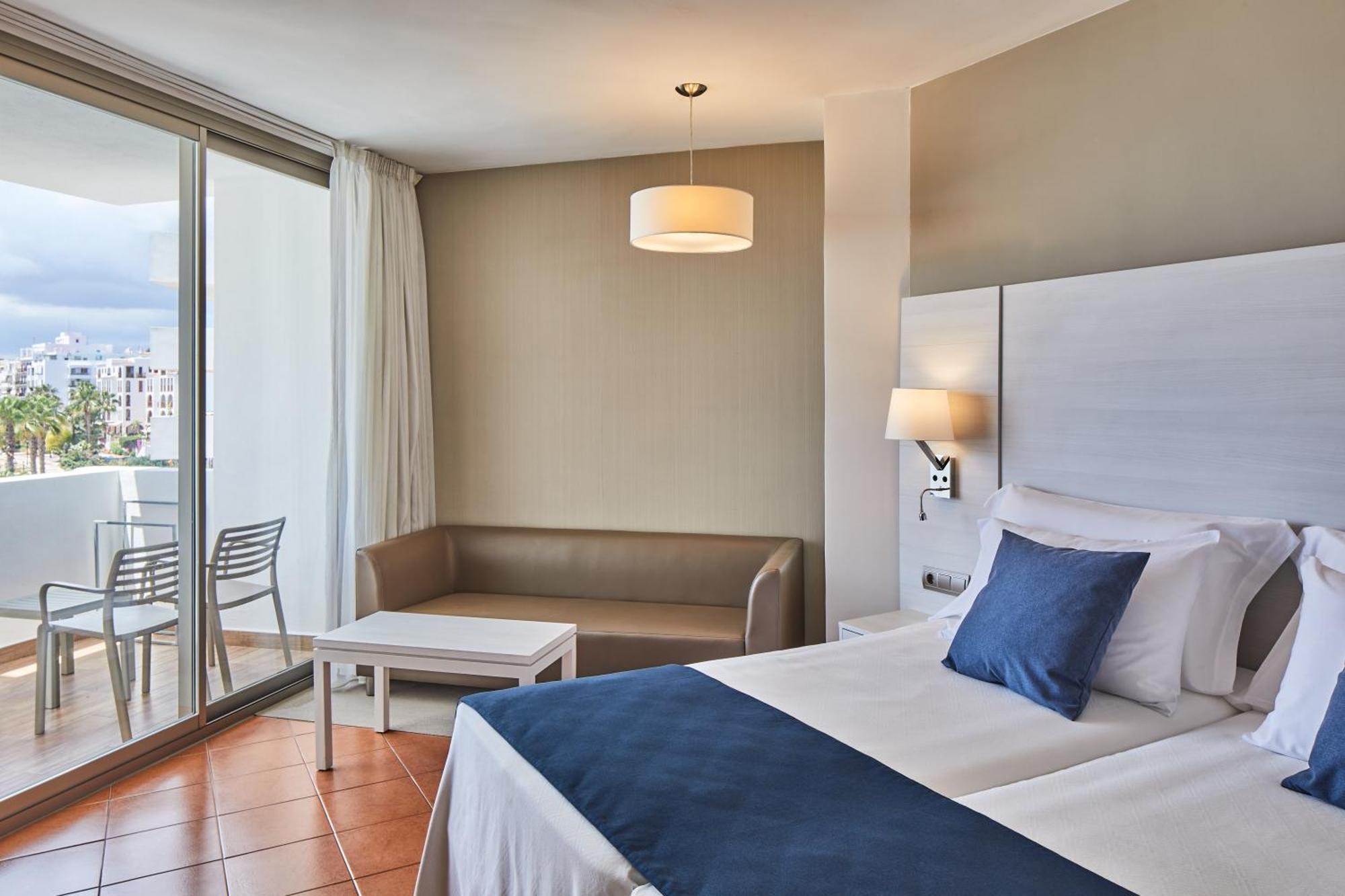 Hotel Tres Torres Santa Eularia des Riu Eksteriør billede