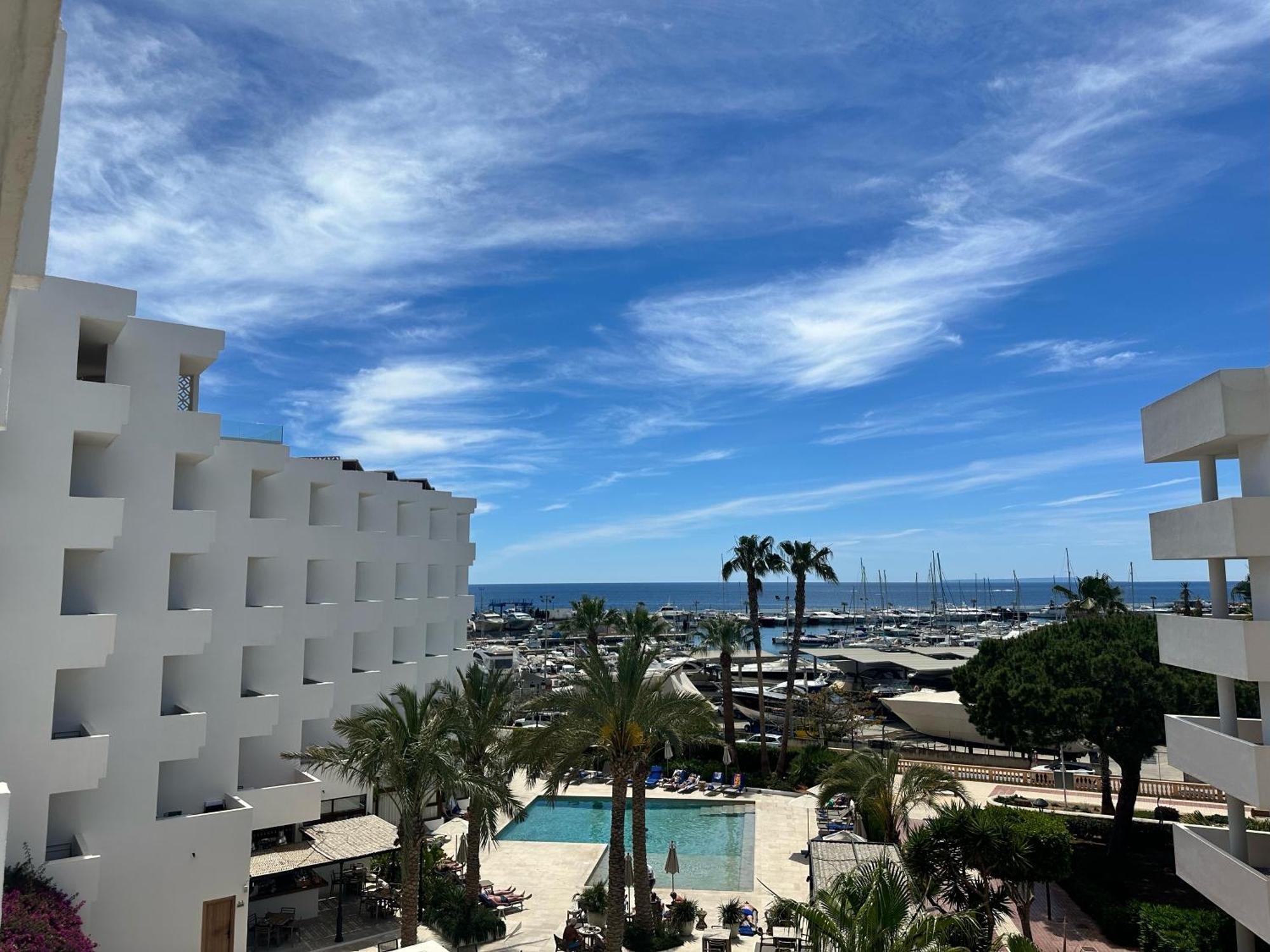 Hotel Tres Torres Santa Eularia des Riu Eksteriør billede
